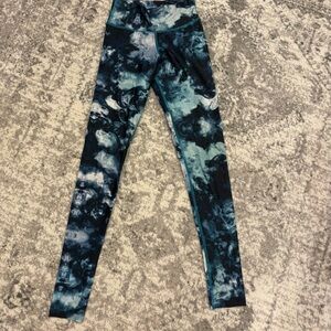 Women’s blue marbled athletic leggings